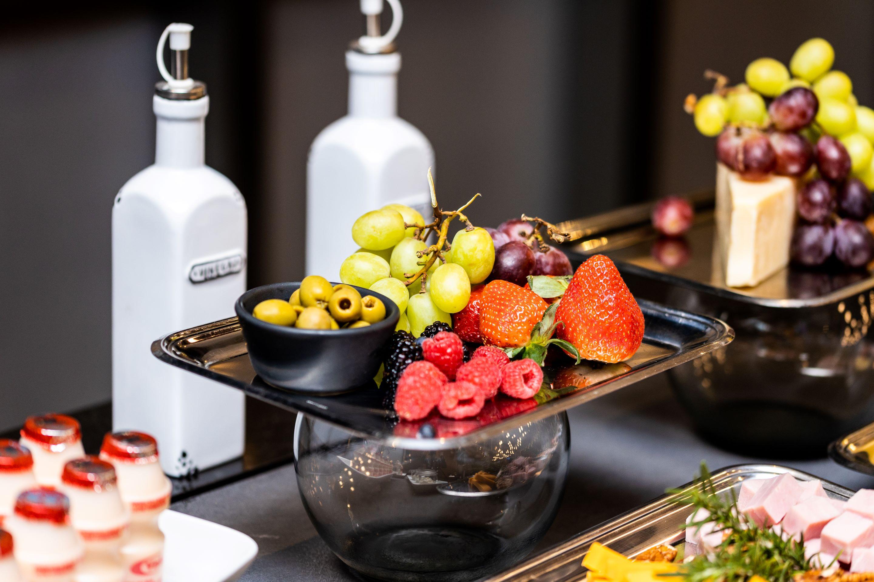 מלון San Pedro Garza Garcia Camino Real Fashion Drive Monterrey מראה חיצוני תמונה Fruit and cheese platter