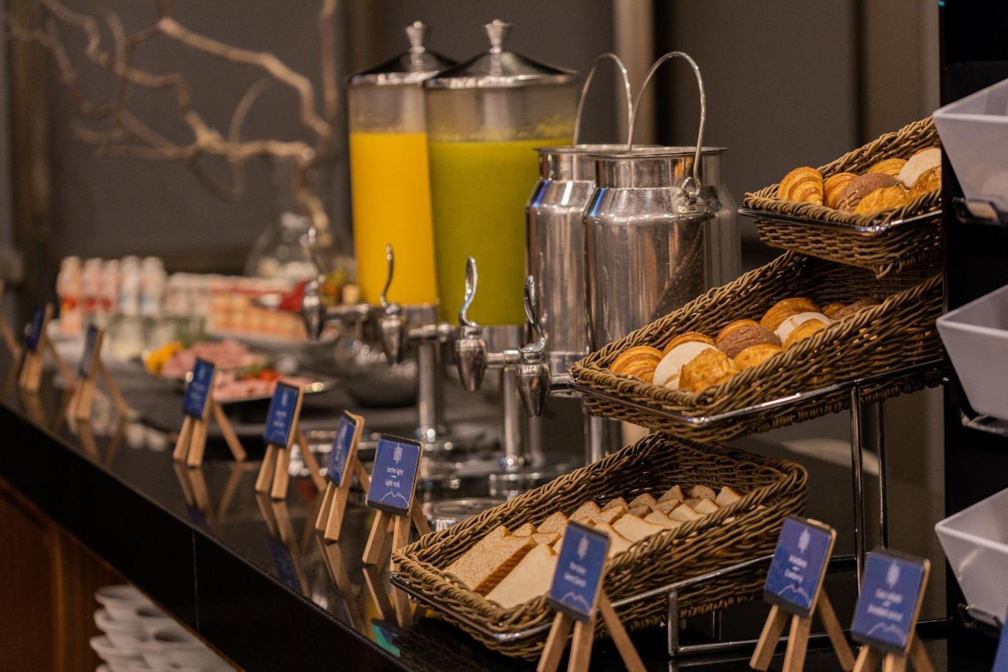 מלון San Pedro Garza Garcia Camino Real Fashion Drive Monterrey מראה חיצוני תמונה A buffet at a hotel