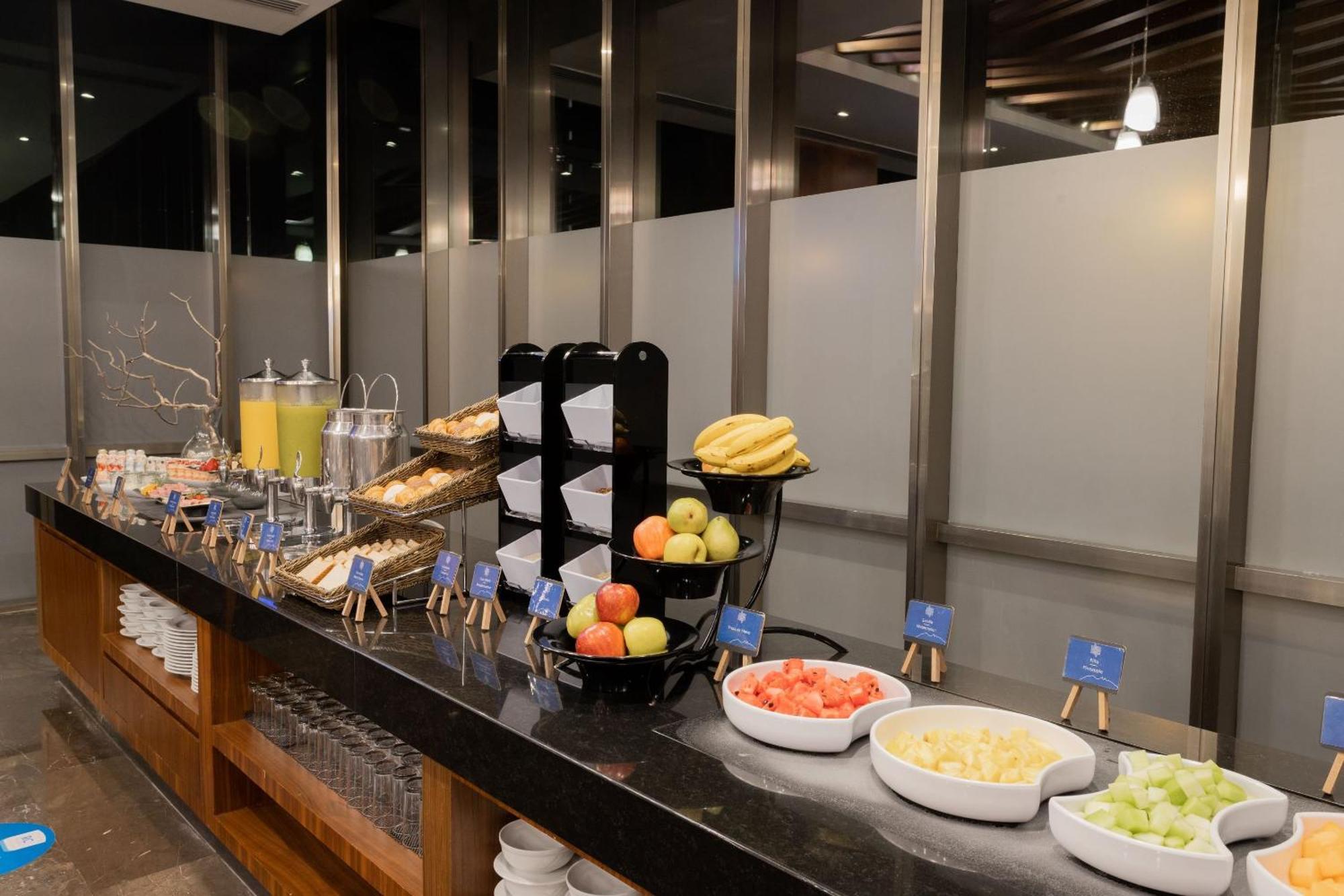 מלון San Pedro Garza Garcia Camino Real Fashion Drive Monterrey מראה חיצוני תמונה A buffet at an airport lounge