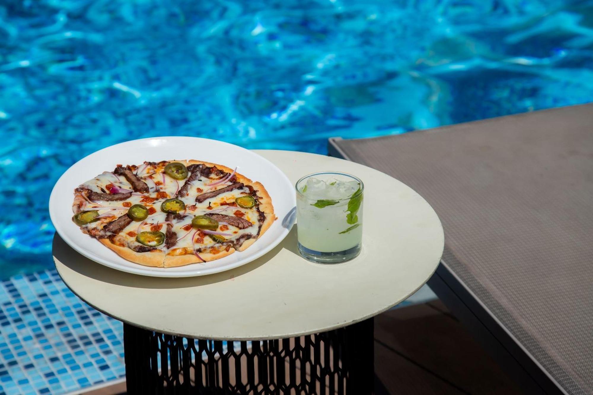 מלון San Pedro Garza Garcia Camino Real Fashion Drive Monterrey מראה חיצוני תמונה A pizza and a drink