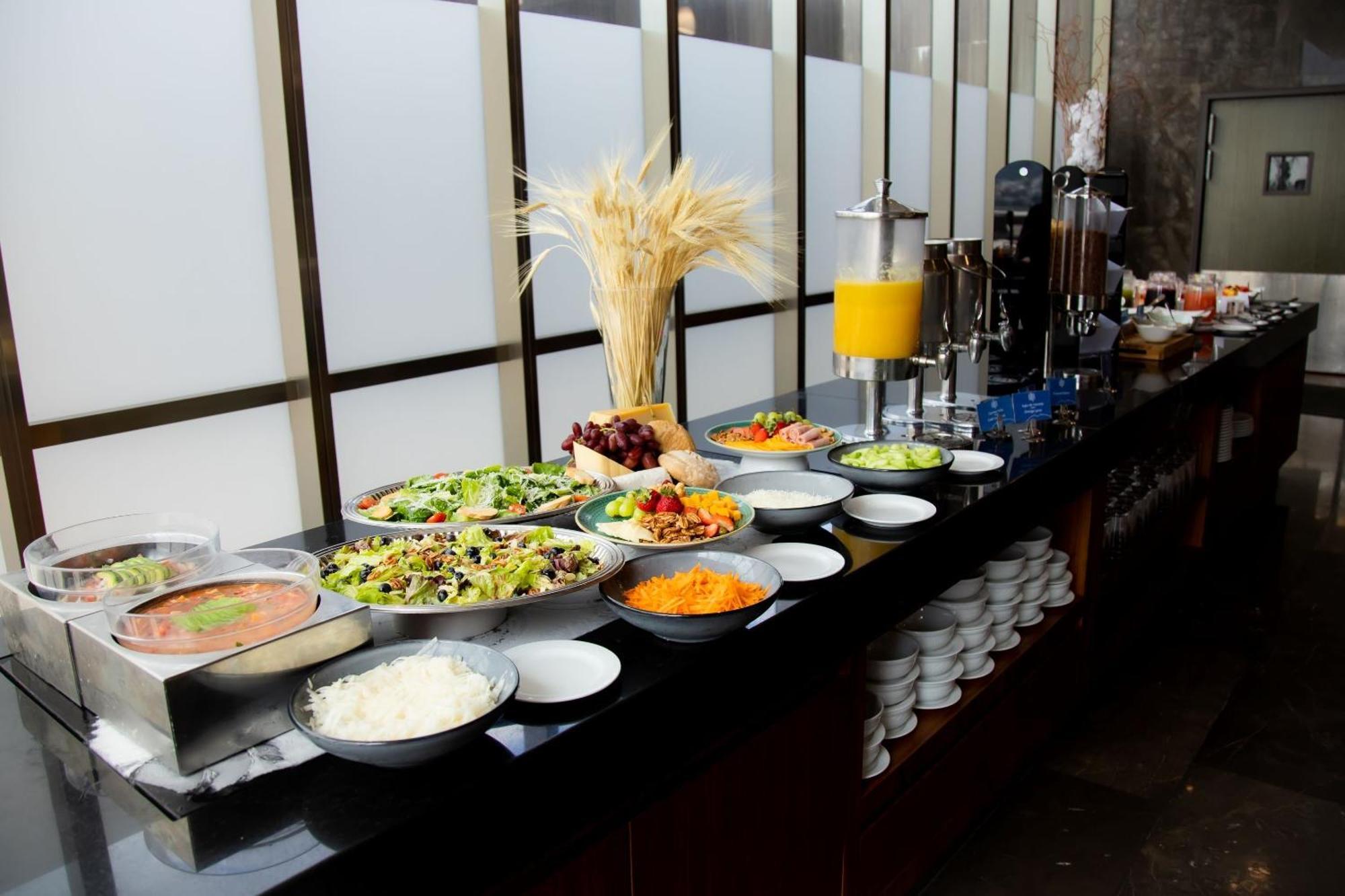מלון San Pedro Garza Garcia Camino Real Fashion Drive Monterrey מראה חיצוני תמונה A buffet at a hotel