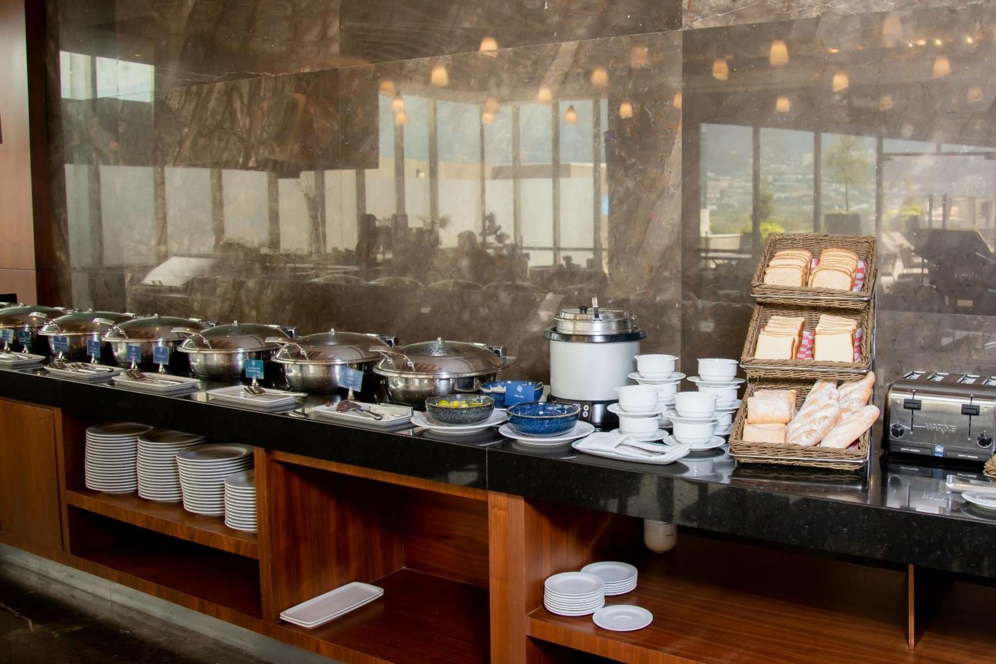 מלון San Pedro Garza Garcia Camino Real Fashion Drive Monterrey מראה חיצוני תמונה A buffet at a hotel