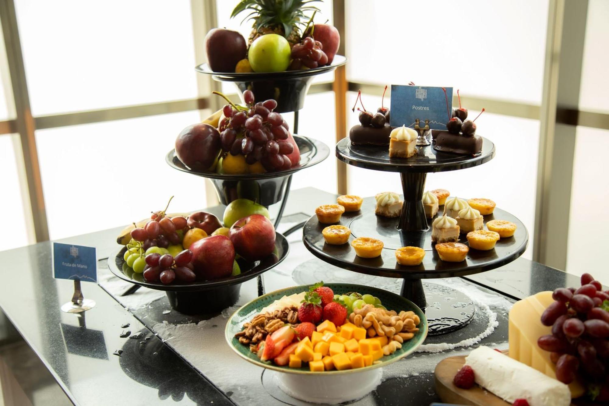 מלון San Pedro Garza Garcia Camino Real Fashion Drive Monterrey מראה חיצוני תמונה A fruit and dessert buffet