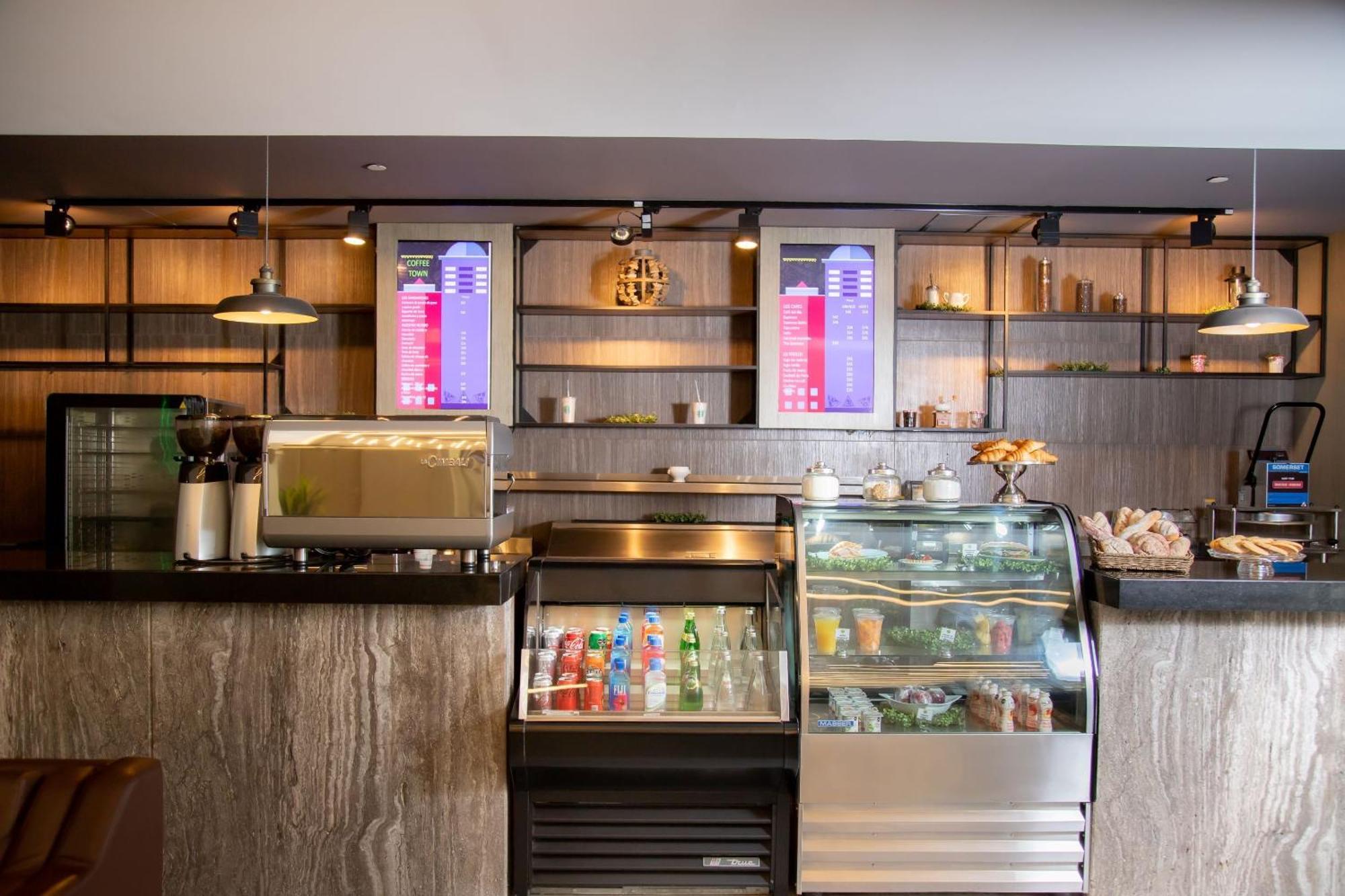 מלון San Pedro Garza Garcia Camino Real Fashion Drive Monterrey מראה חיצוני תמונה A coffee shop in the airport
