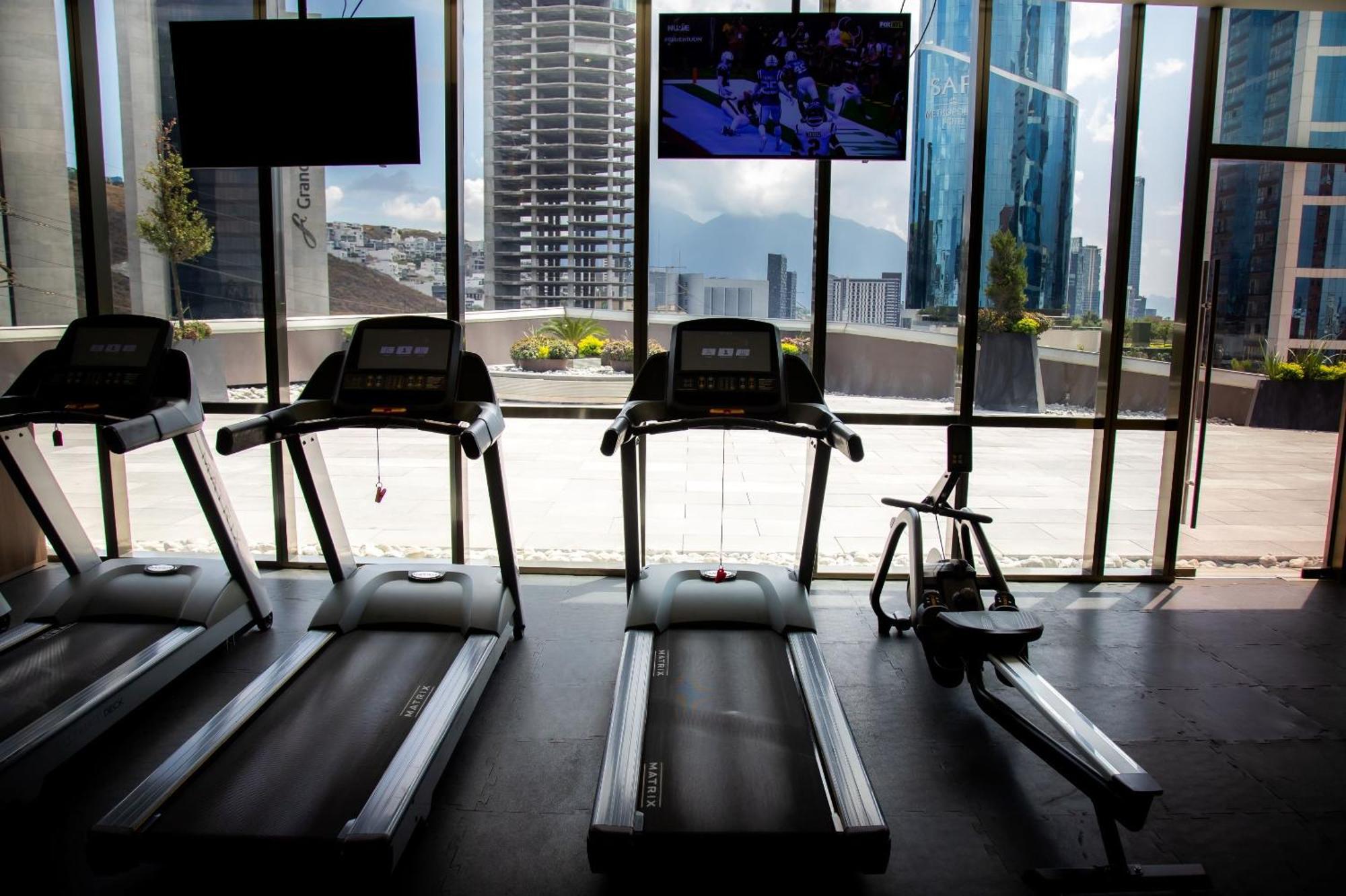 מלון San Pedro Garza Garcia Camino Real Fashion Drive Monterrey מראה חיצוני תמונה Treadmills in a gym